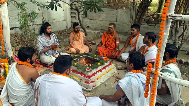 Acharyas performing pooja and havan in Varanasi (1)