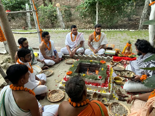 Acharyas performing pooja and havan in Varanasi (2)