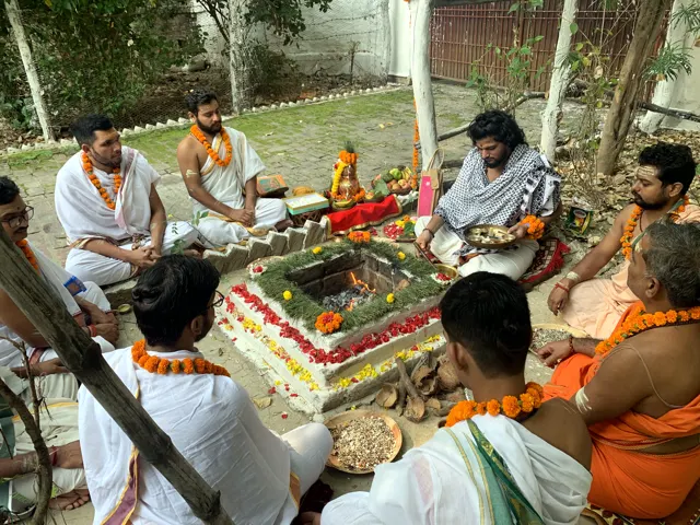 Acharyas performing pooja and havan in Varanasi (3)