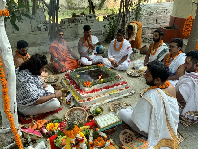 Acharyas performing pooja and havan in Varanasi (4)