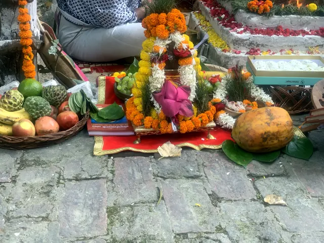 Acharyas performing pooja and havan in Varanasi (5)