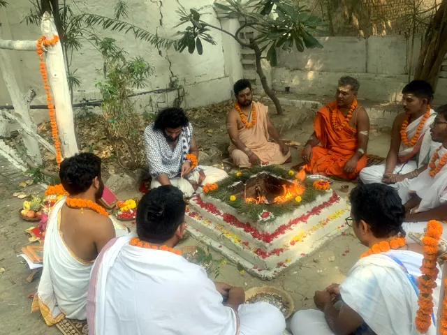 Acharyas performing pooja and havan in Varanasi (6)