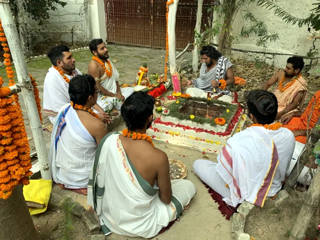 Acharyas performing pooja and havan in Varanasi (7)