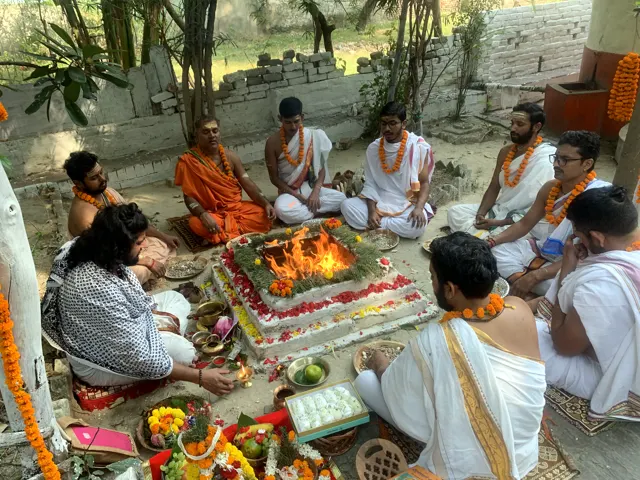 Acharyas performing pooja and havan in Varanasi (8)