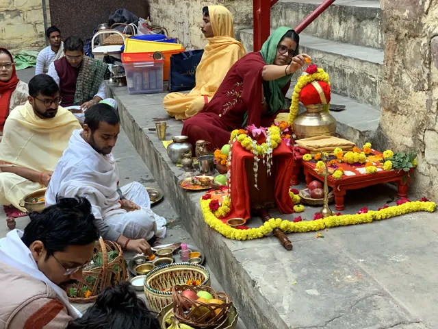 Acharyas performing pooja and havan in Varanasi (10)