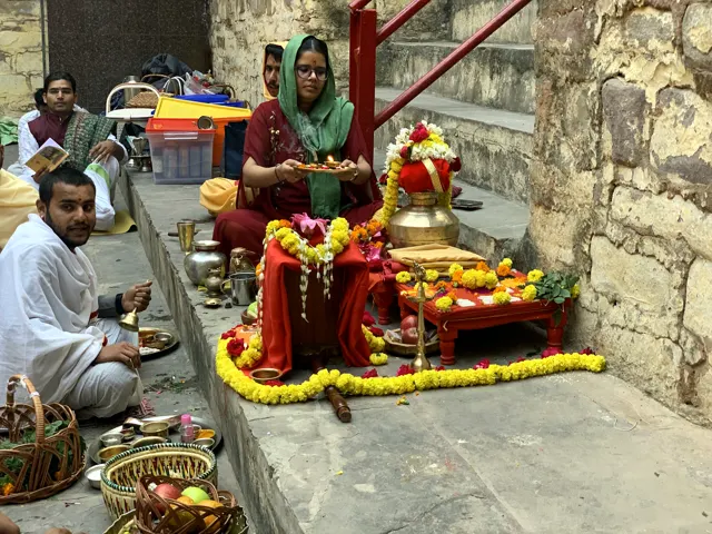 Acharyas performing pooja and havan in Varanasi (11)