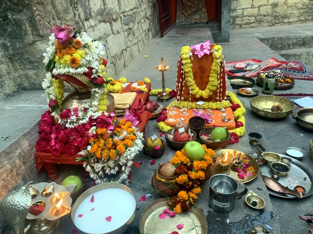Acharyas performing pooja and havan in Varanasi (14)